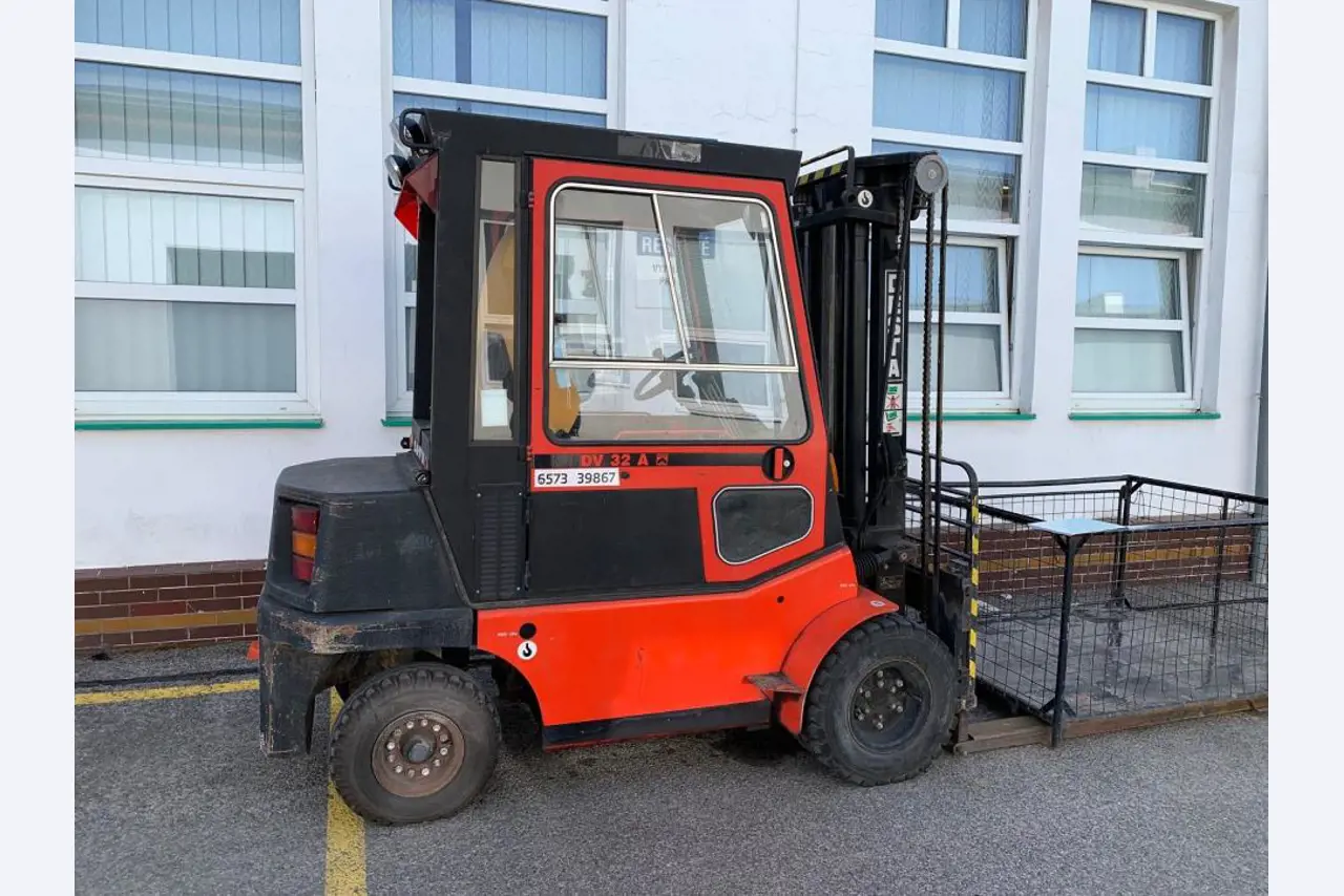 Kovoobrábecí stroje a pracovní obuv-1